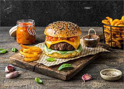 Burger mit Paprika Mango Chutney